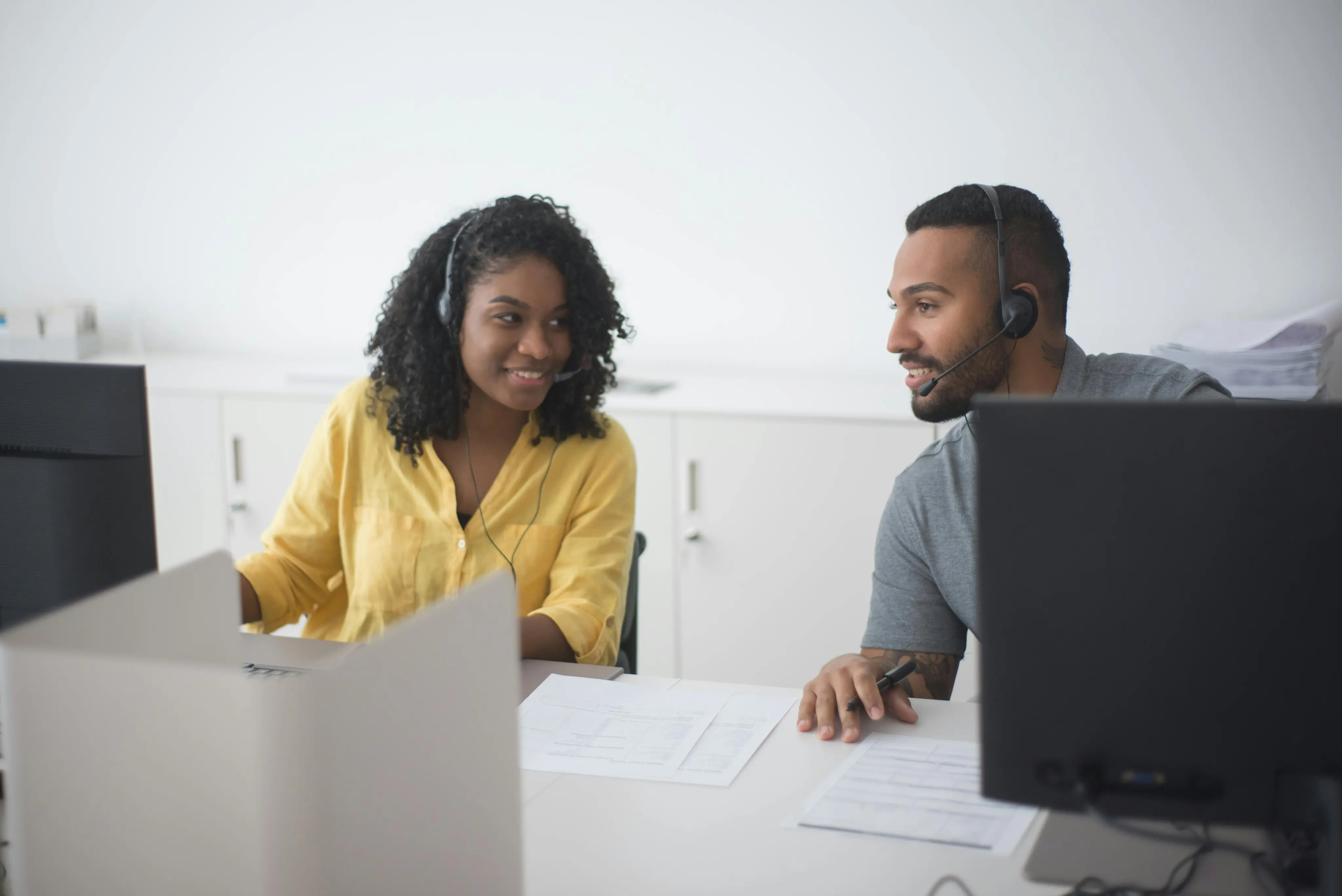 Personas trabajando en una laptop